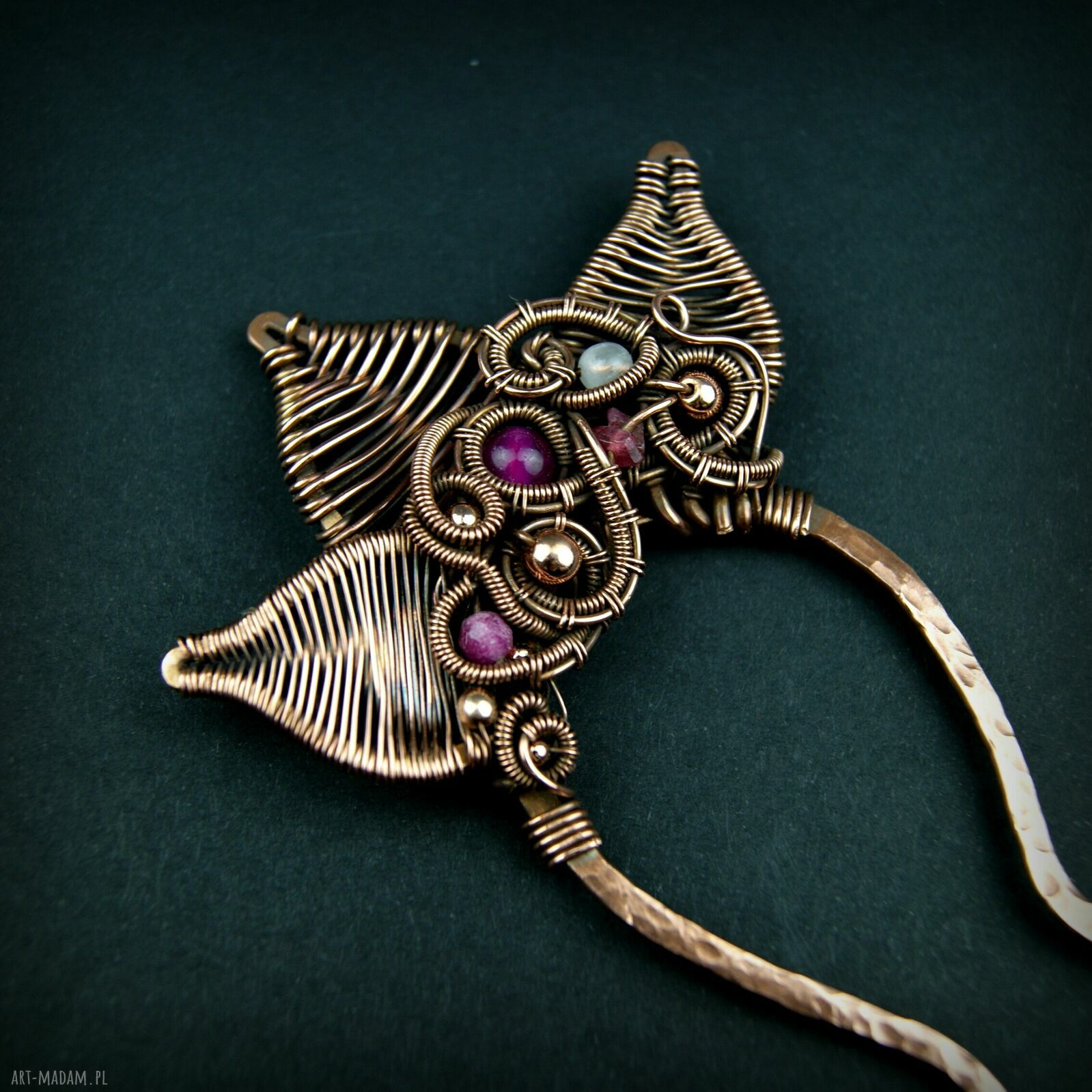 Miedziana ozdobna szpilka do włosów z rubinem, turmalinem i kwarcem (wire wrapping)