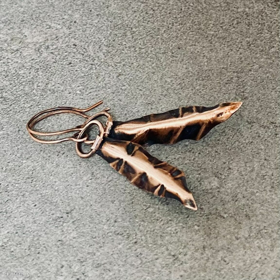 Lekkie kolczyki miedziane „Rude listki” - czerniona miedź, 6,7 cm