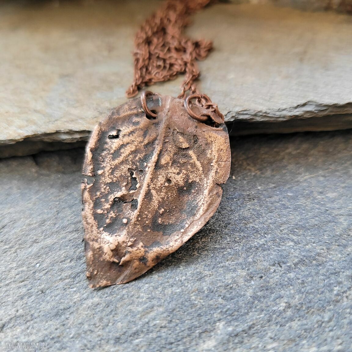 Miedziany wisior z liściem bzu - unikatowa biżuteria art clay