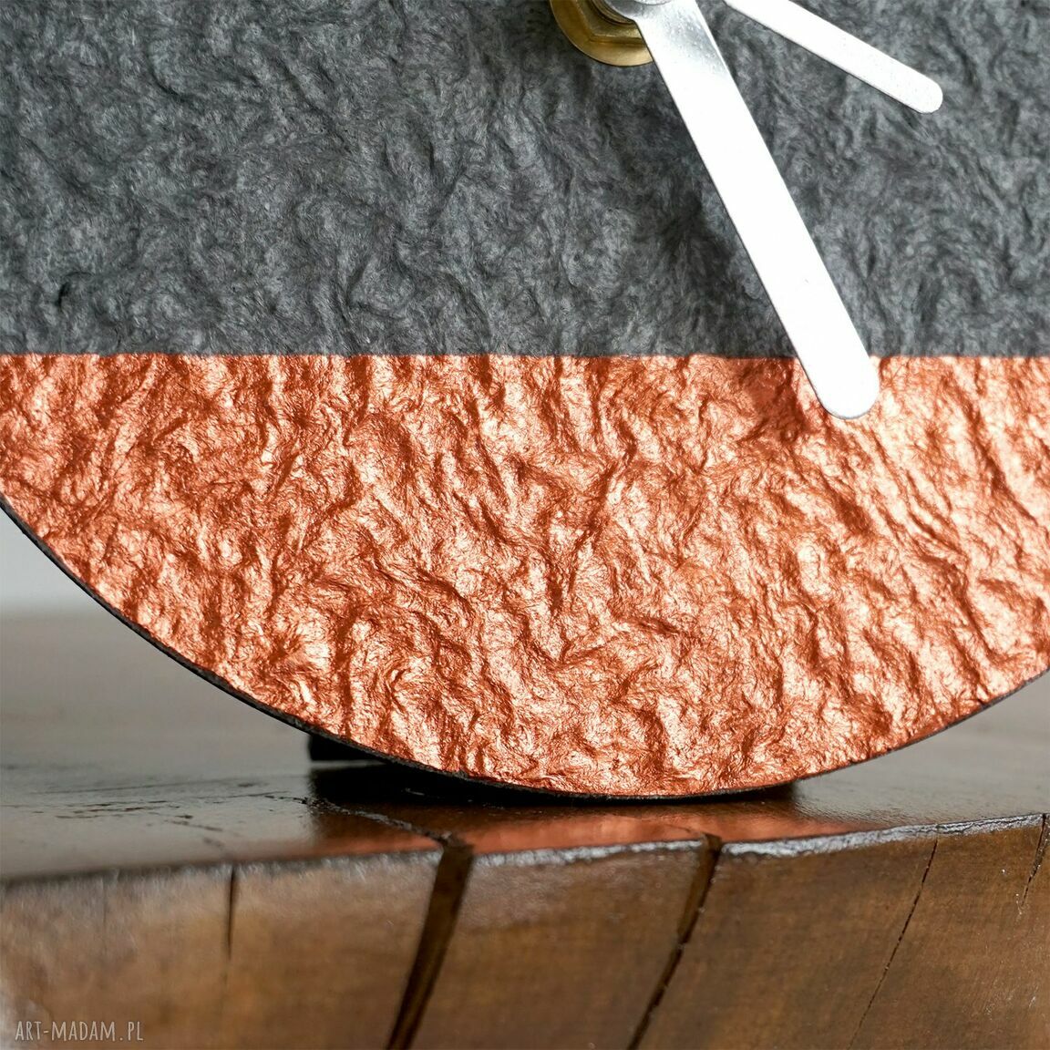 Miedziany minimalistyczny zegar na biurko z papieru z recyklingu i drewna - upcykling