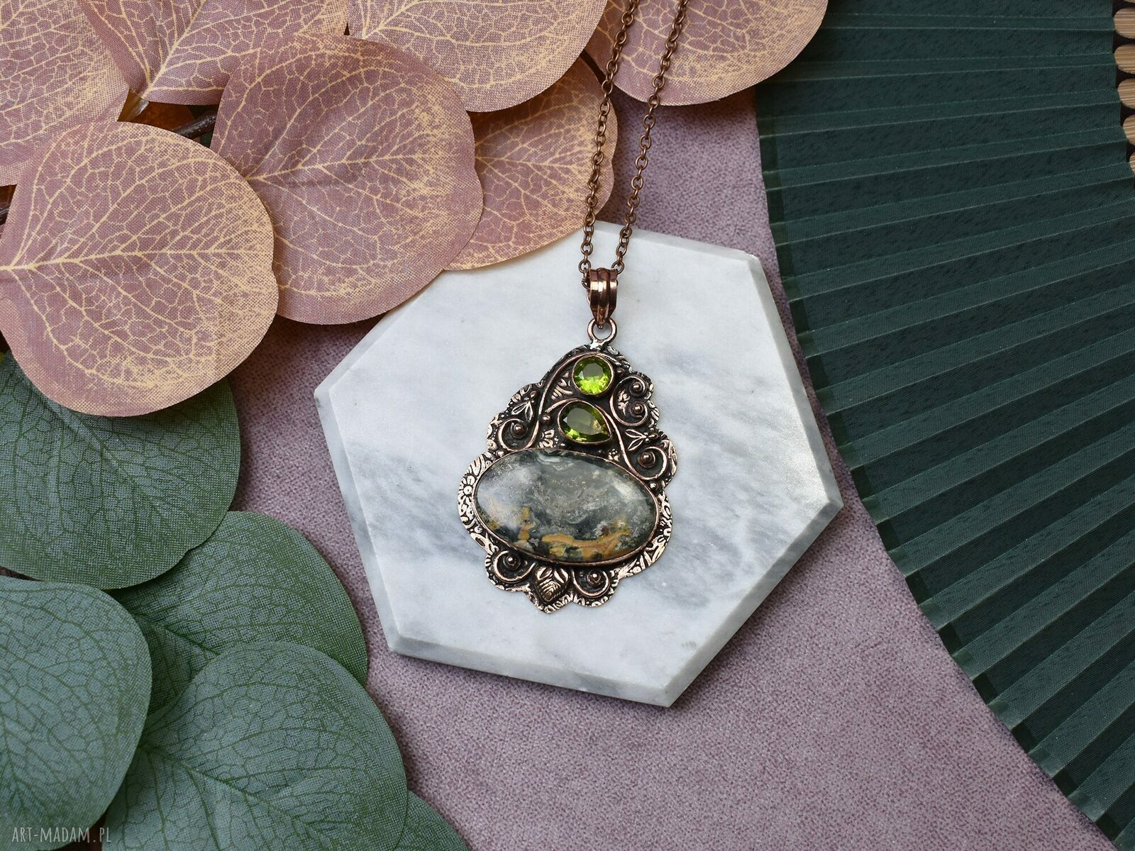 Miedziany wisiorek boho z jaspisem i perydotem ręcznie robiony amulet