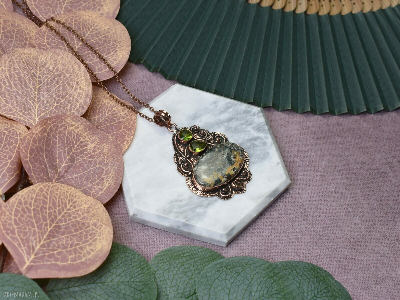 Miedziany wisiorek boho z jaspisem i perydotem ręcznie robiony amulet