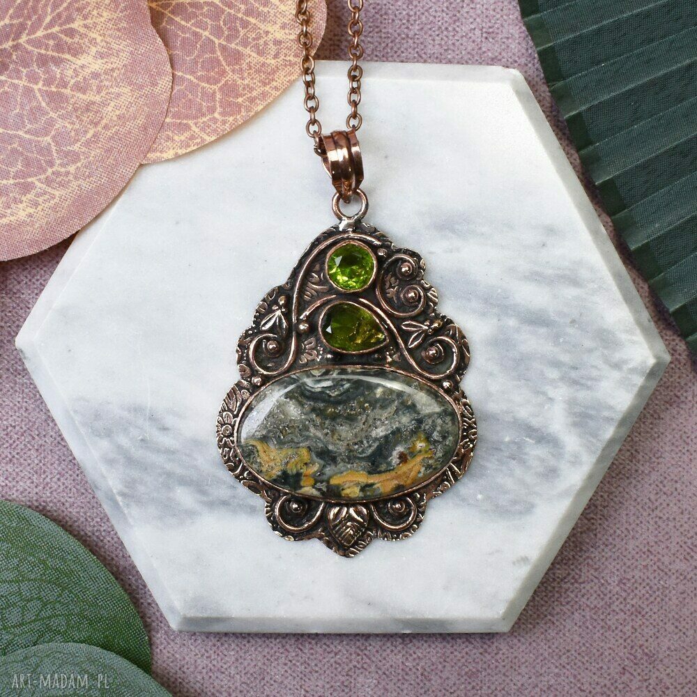Miedziany wisiorek boho z jaspisem i perydotem - ręcznie robiony amulet
