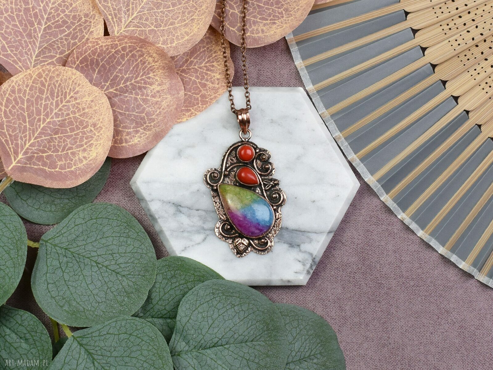 Miedziany amulet boho z tęczowym kwarcem solarnym i koralem ręcznie robiony wisiorek