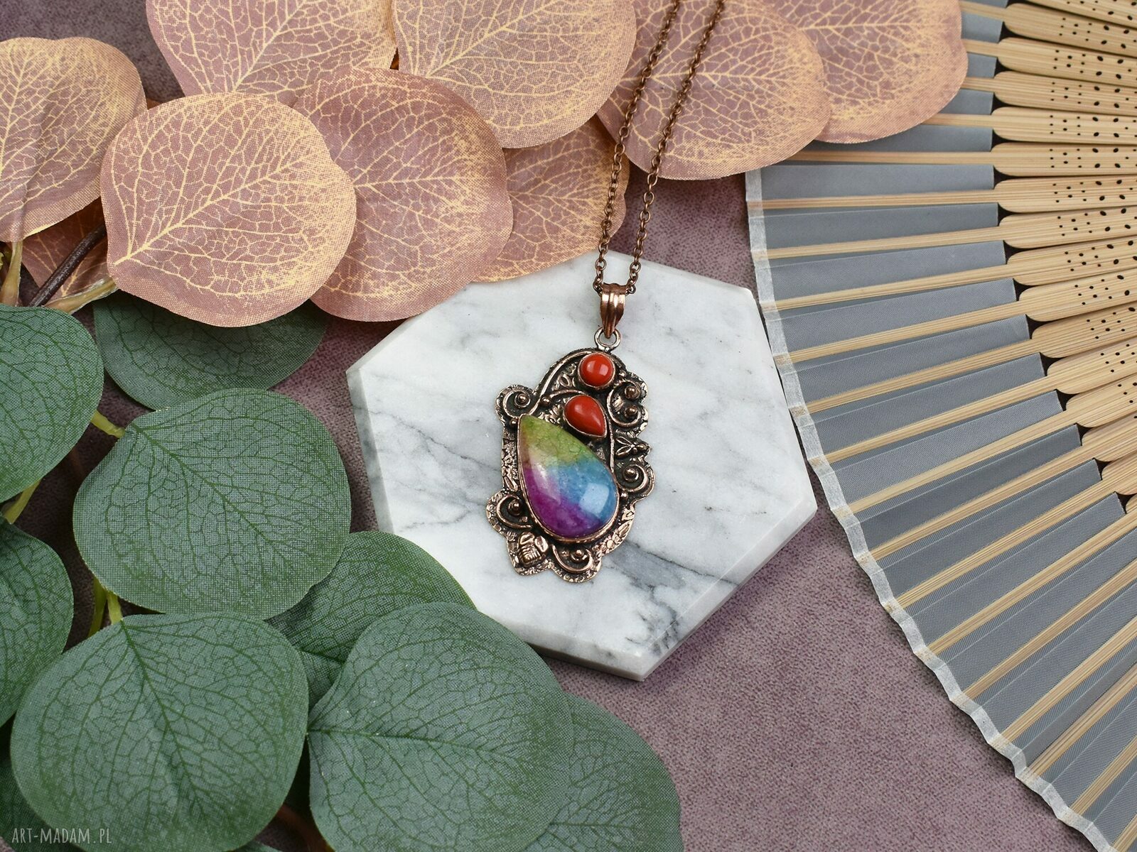Miedziany amulet boho z tęczowym kwarcem solarnym i koralem ręcznie robiony wisiorek