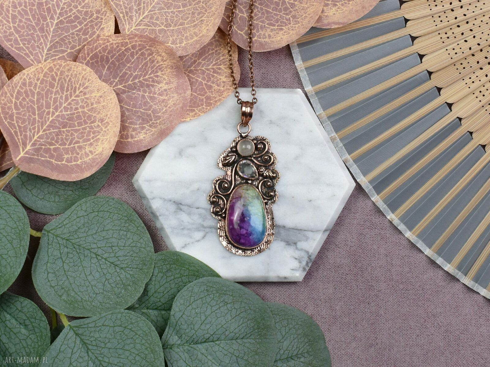Miedziany wisiorek z tęczowym kwarcem solarnym i różowym kwarcem handmade | art Madam.pl