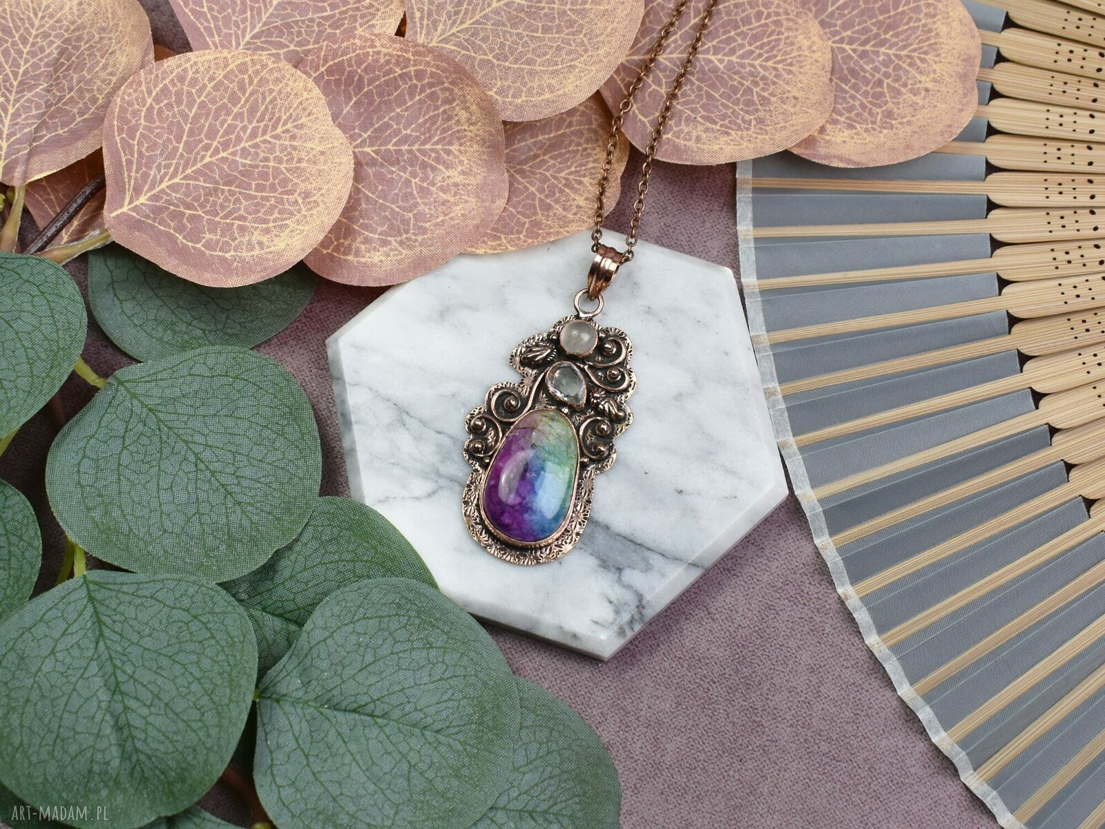 Miedziany wisiorek z tęczowym kwarcem solarnym i różowym kwarcem handmade | art Madam.pl