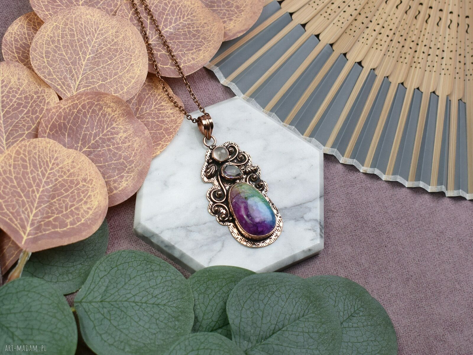 Miedziany wisiorek z tęczowym kwarcem solarnym i różowym kwarcem handmade | art Madam.pl