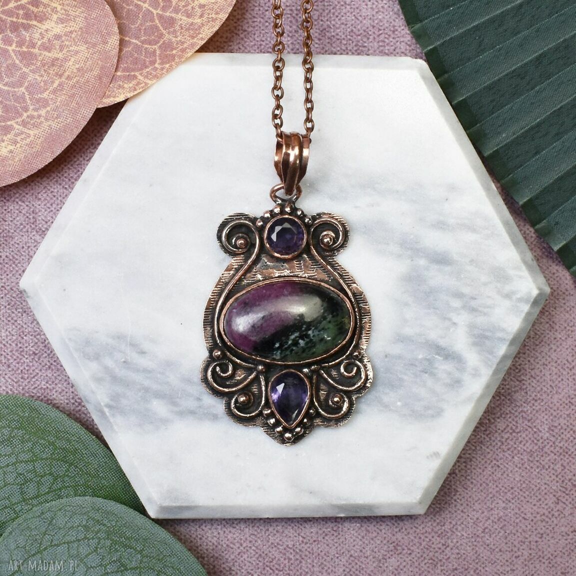 Miedziany wisiorek boho z rubinem, zoisytem i ametystem (amulet) - ręcznie robiony