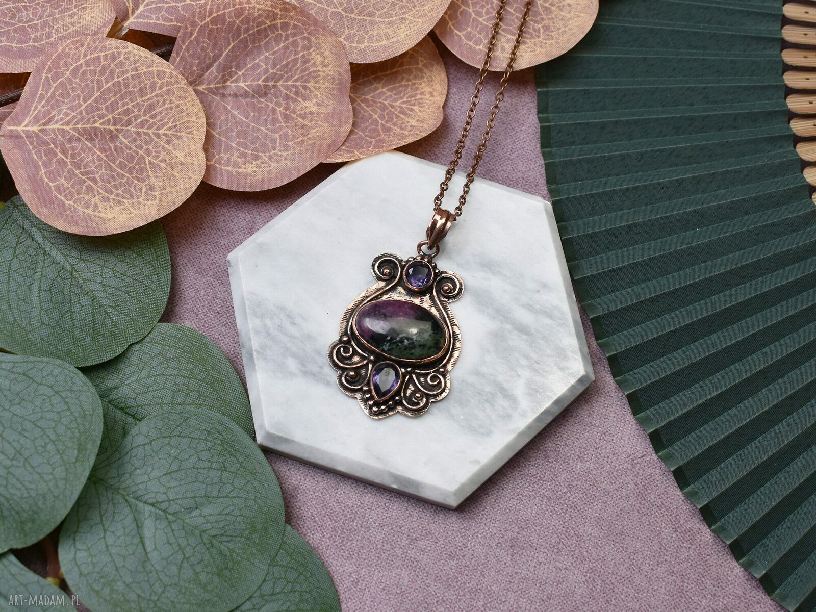 Miedziany wisiorek boho z rubinem, zoisytem i ametystem (amulet) ręcznie robiony