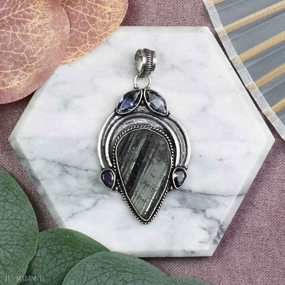 Amulet miedziany posrebrzany - ozdobny wisiorek ręcznie robiony