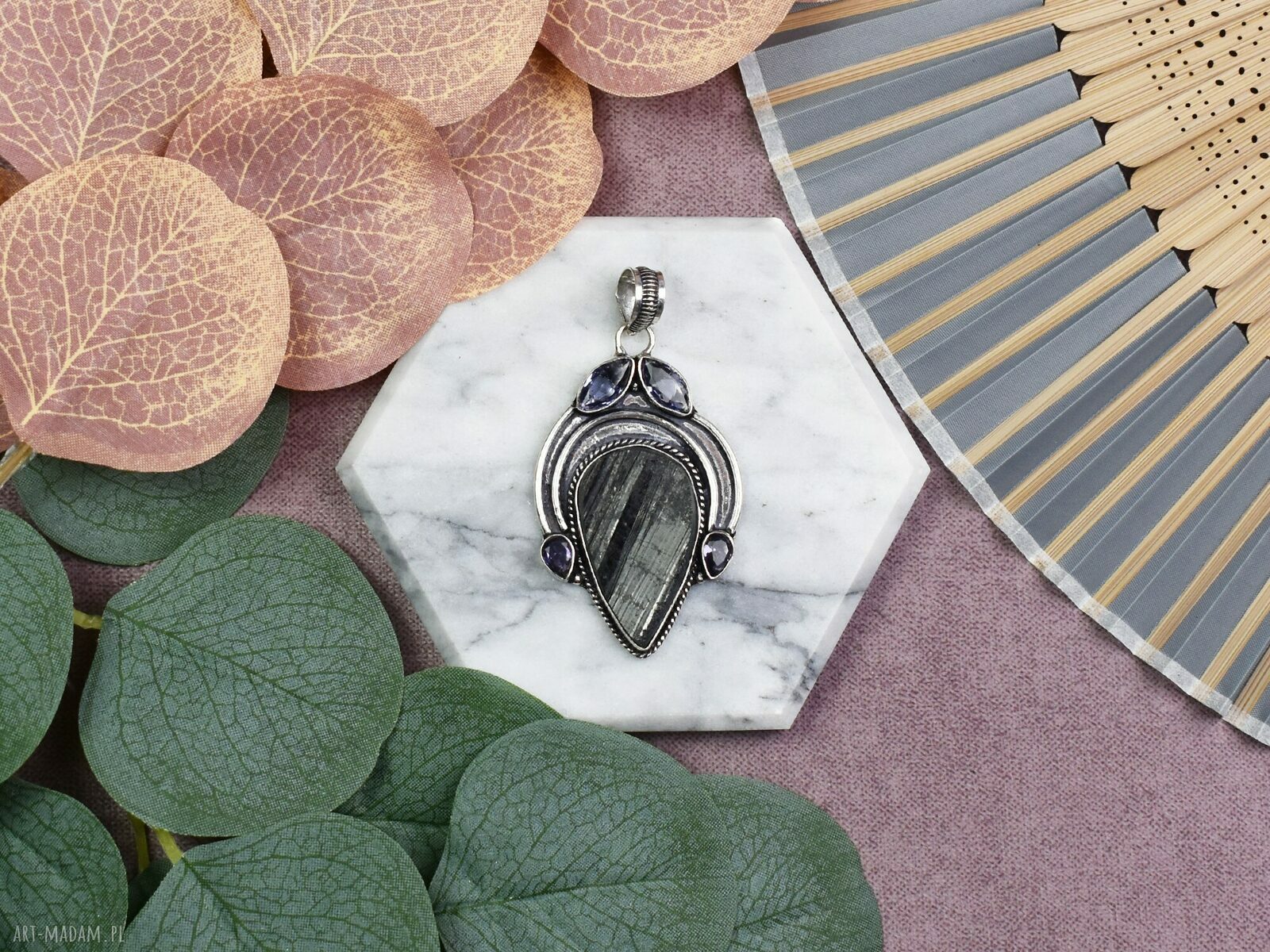 Amulet miedziany posrebrzany ozdobny wisiorek ręcznie robiony