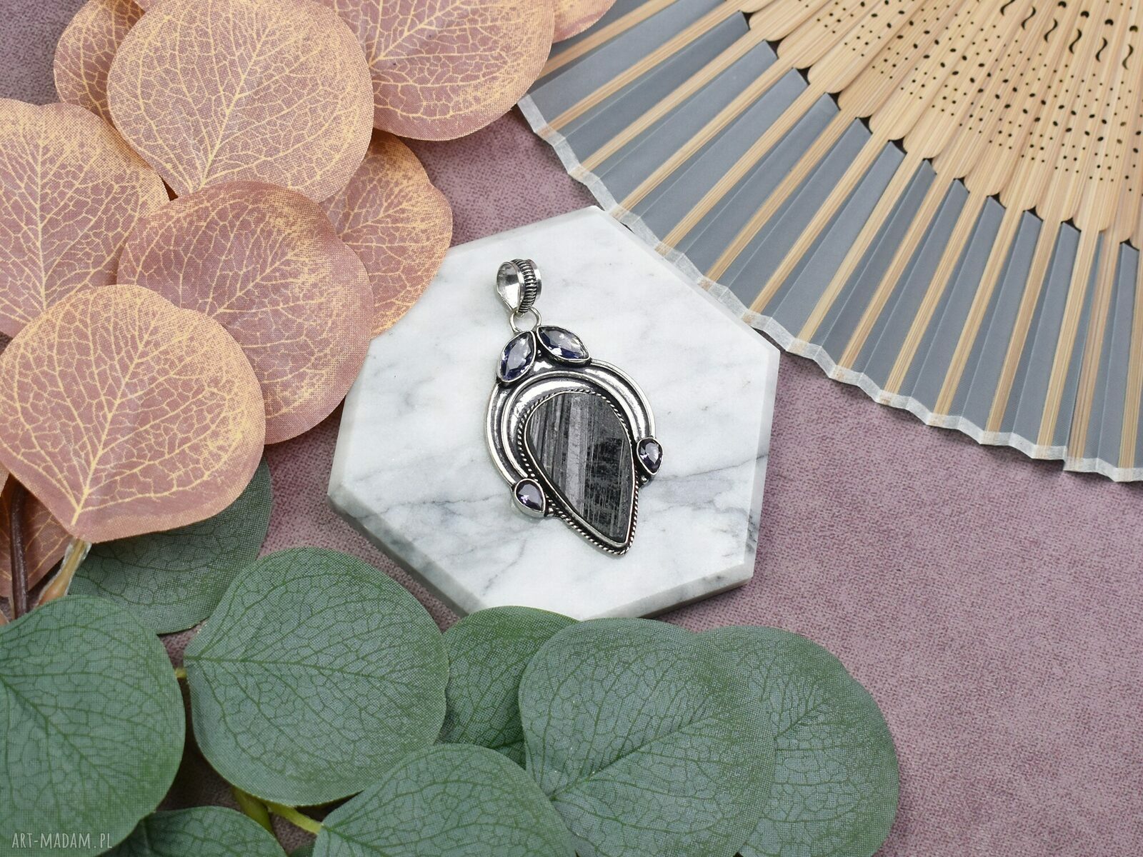 Amulet miedziany posrebrzany ozdobny wisiorek ręcznie robiony