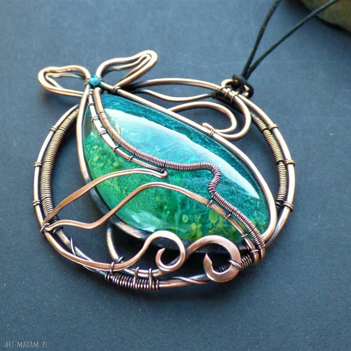 Miedziany wisior z wielorybem - morski motyw w technice wire wrapping