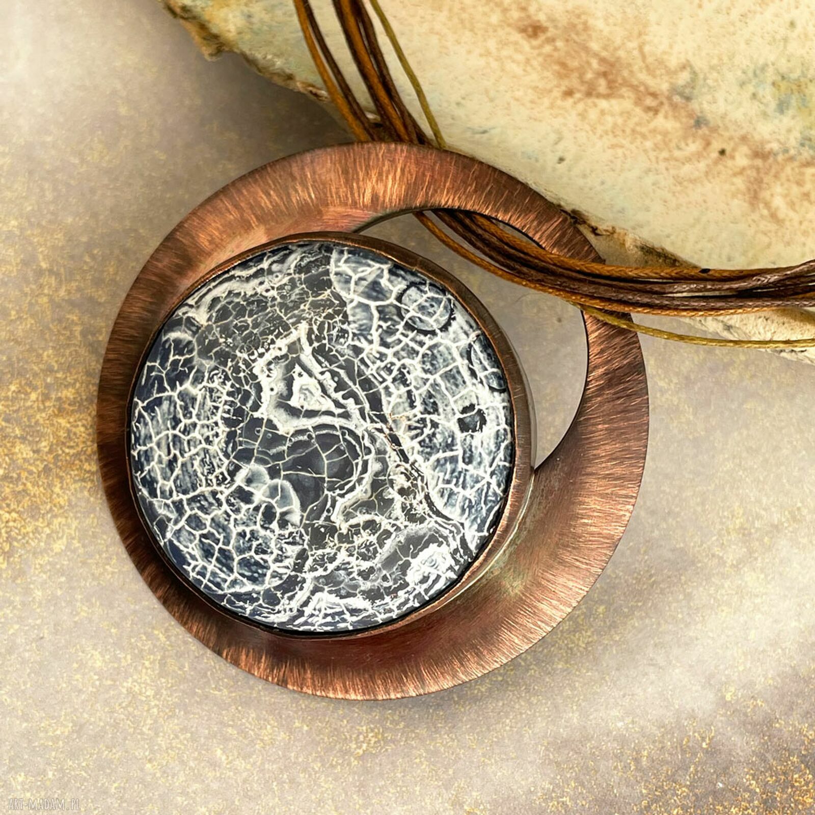 Miedziany wisior z trawionym agatem - wyjątkowa biżuteria handmade