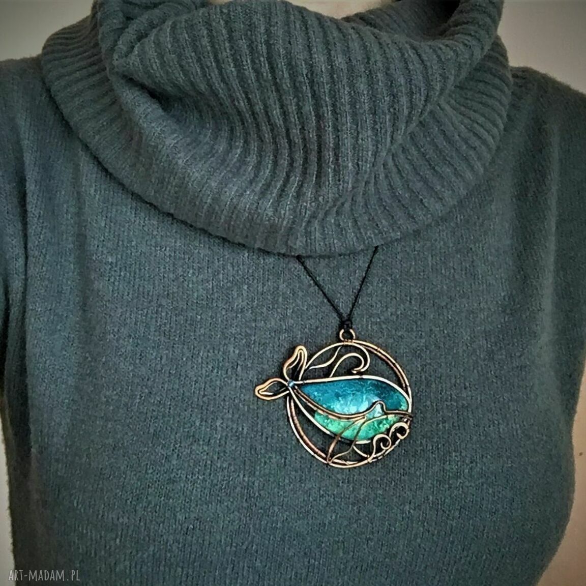 Miedziany wisior z wielorybem - morski motyw w technice wire wrapping