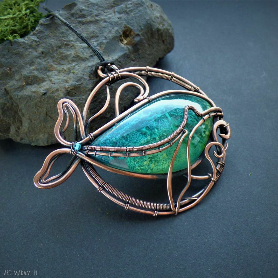 Miedziany wisior z wielorybem - morski motyw w technice wire wrapping