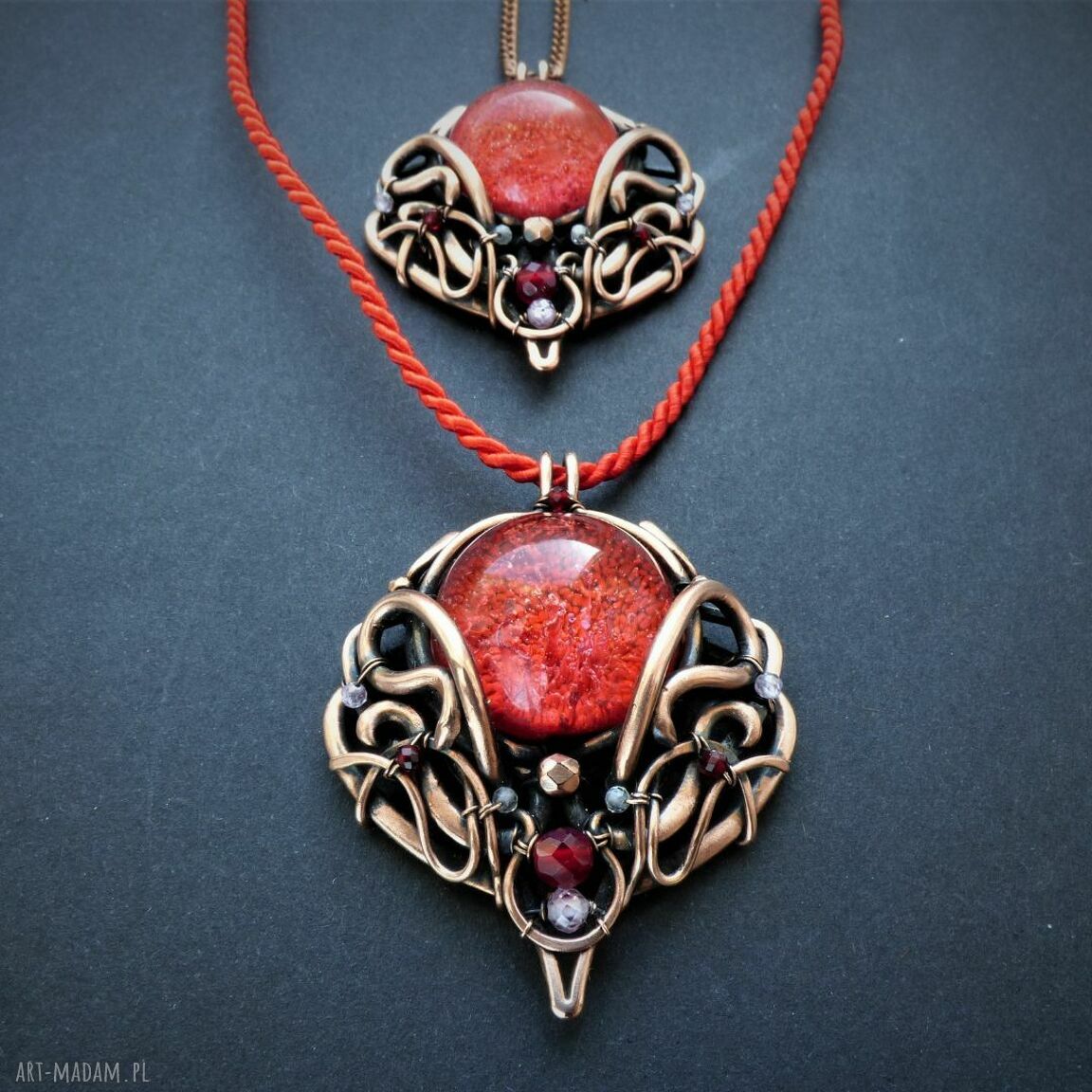 Miedziany wisior z czerwonym kaboszonem z żywicy epoksydowej - wire wrapping