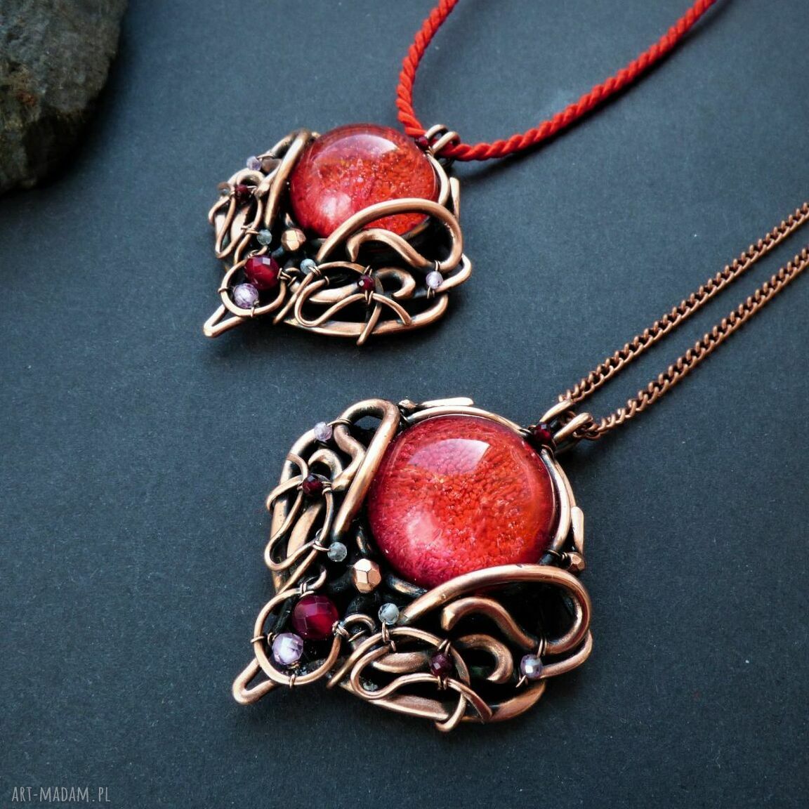 Miedziany wisior z czerwonym kaboszonem z żywicy epoksydowej - wire wrapping