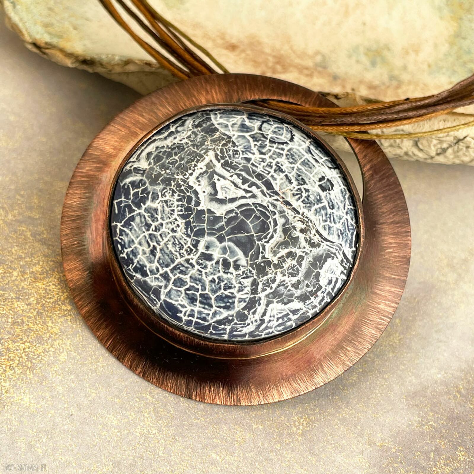 Miedziany wisior z trawionym agatem - wyjątkowa biżuteria handmade