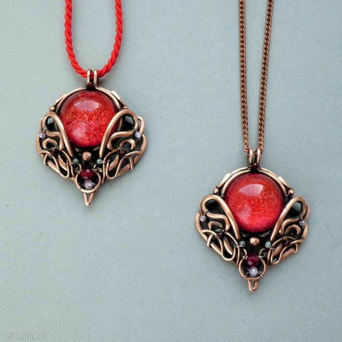 Miedziany wisior z czerwonym kaboszonem z żywicy epoksydowej - wire wrapping