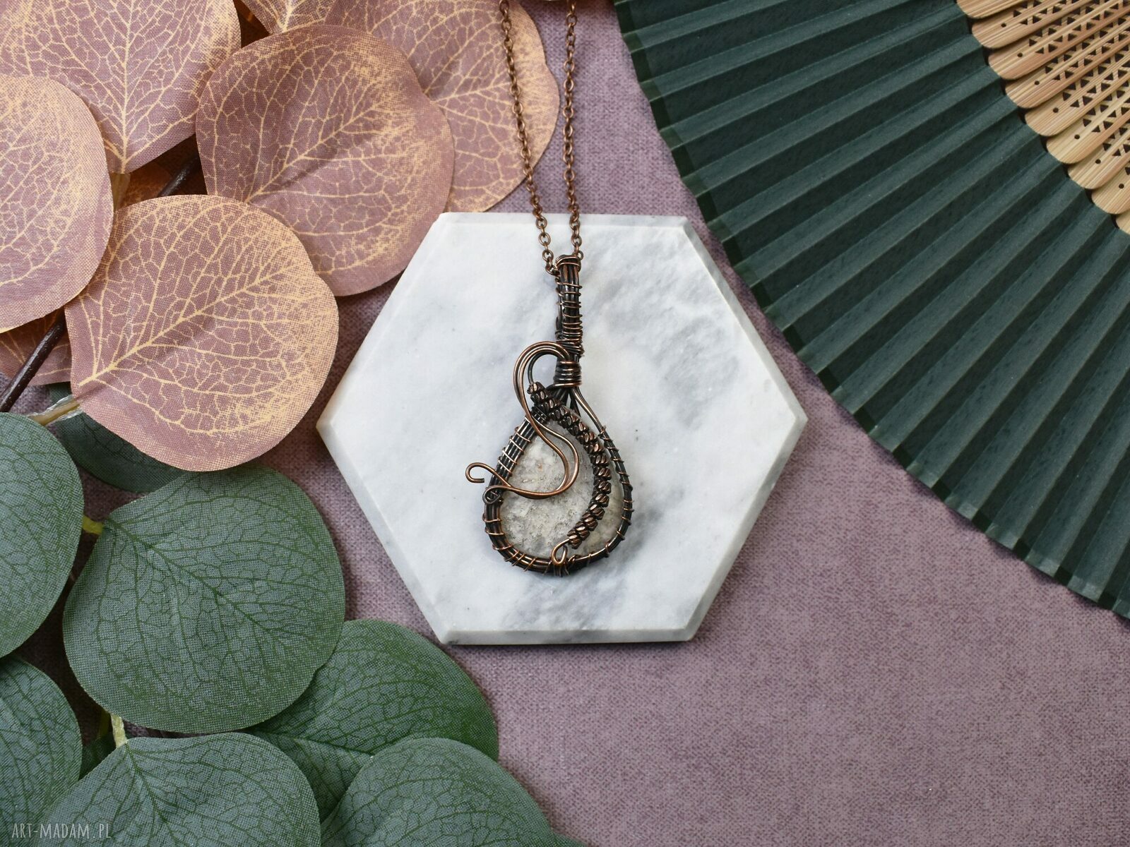 Miedziany wisiorek wire wrapping z białym kwarcem ręcznie wykonany #226