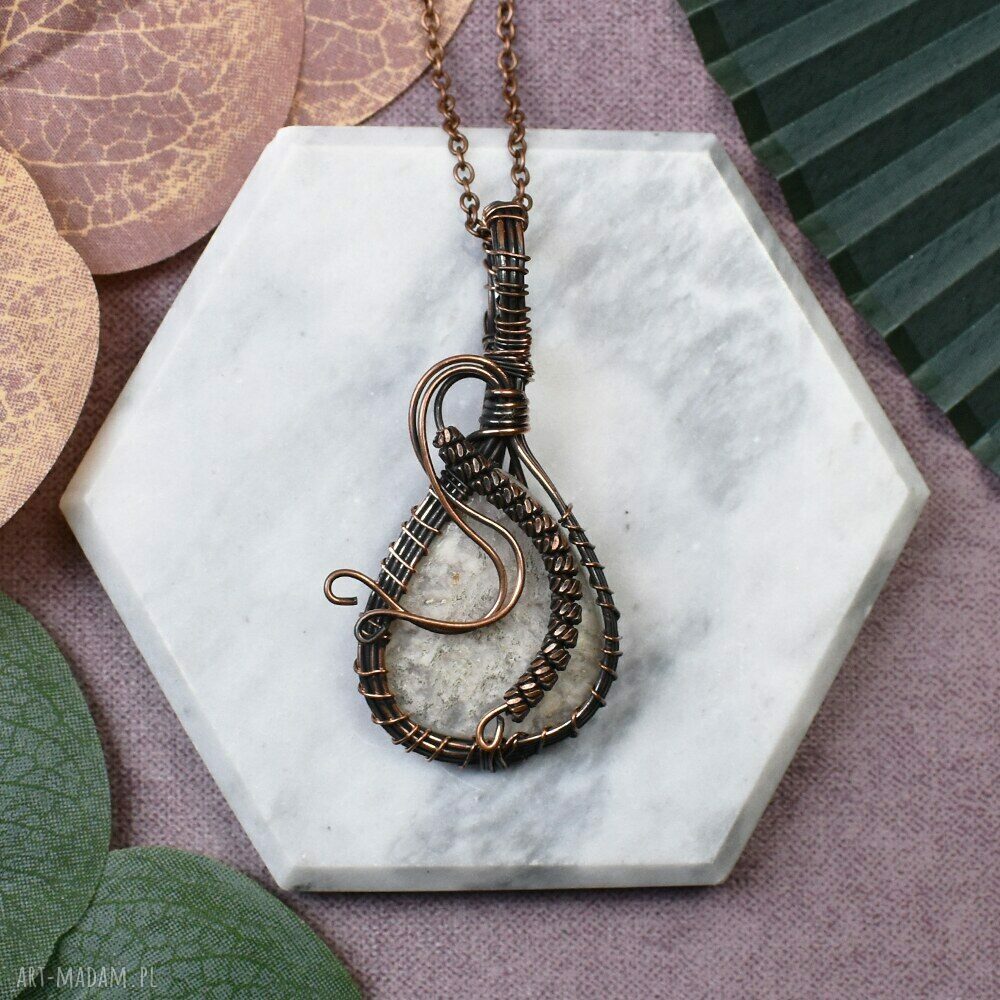 Miedziany wisiorek wire wrapping z białym kwarcem - ręcznie wykonany #226