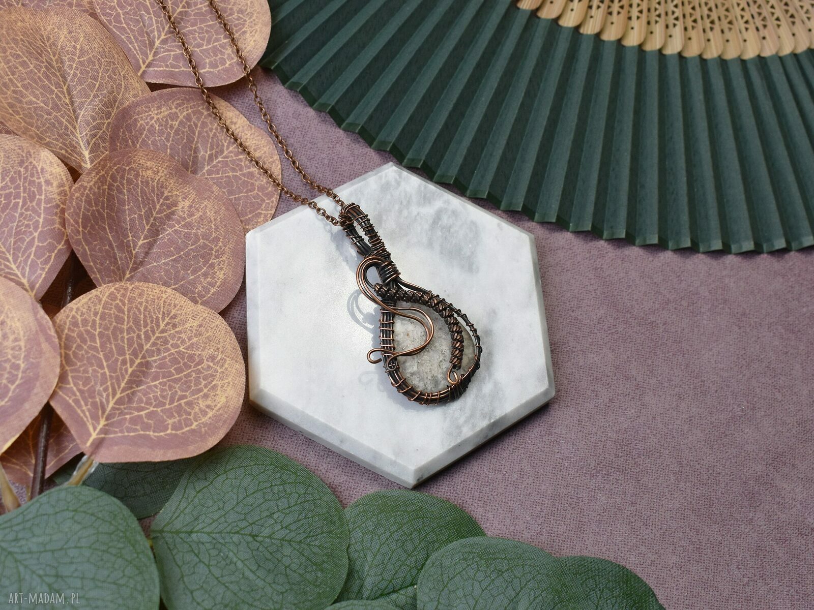 Miedziany wisiorek wire wrapping z białym kwarcem ręcznie wykonany #226