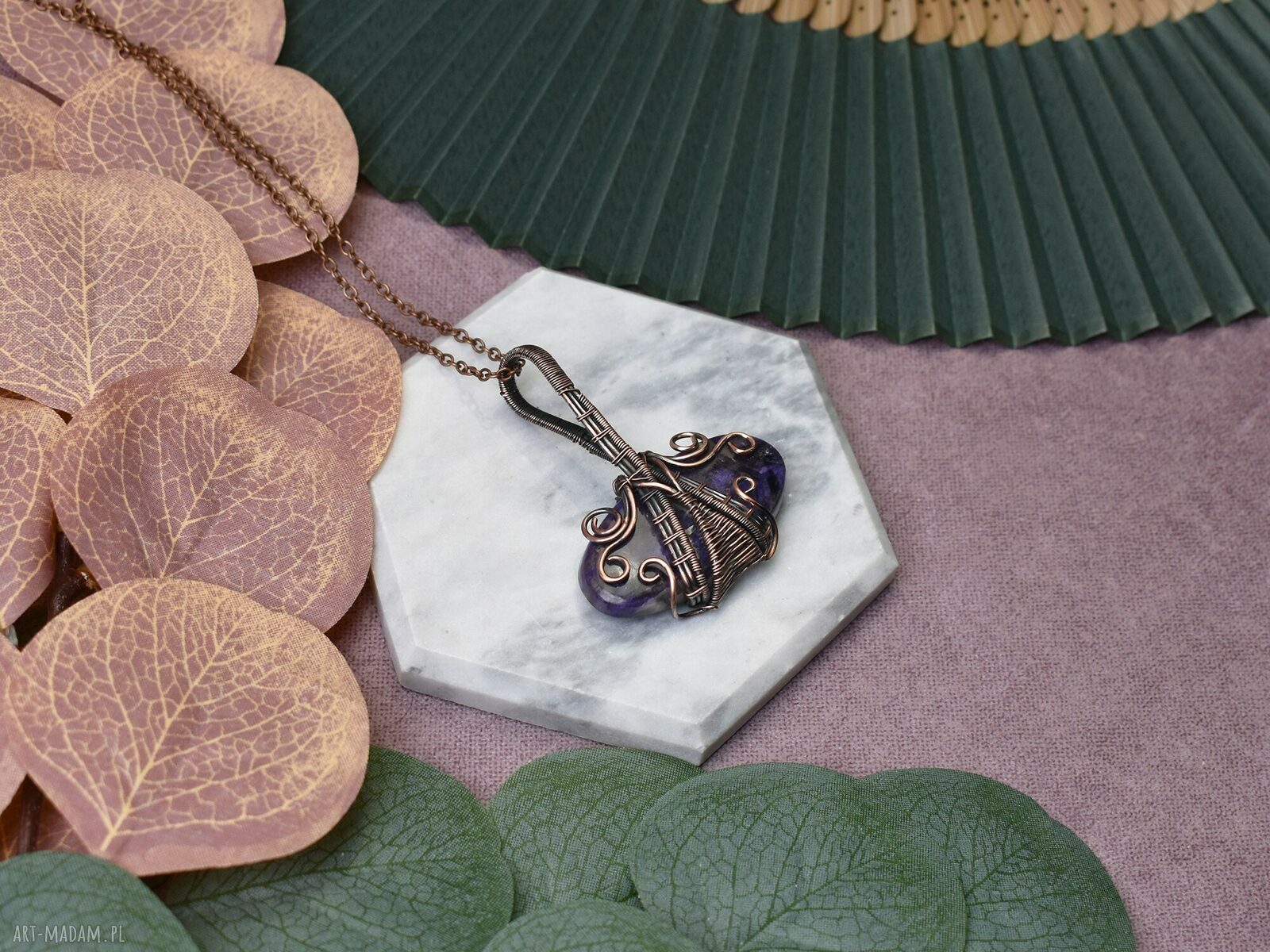 Miedziany wisiorek wire wrapping z charoitem różowy kamień #454