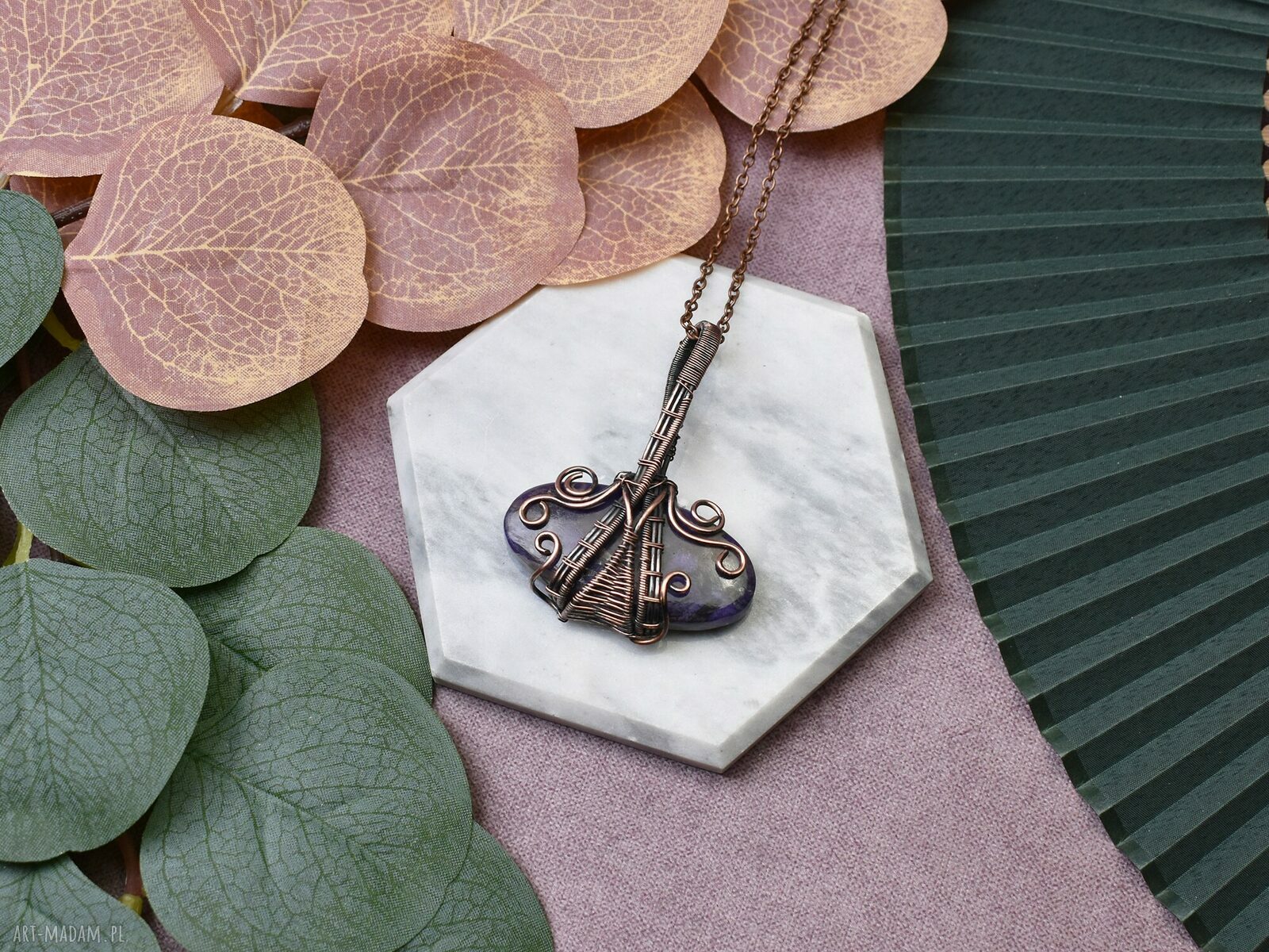 Miedziany wisiorek wire wrapping z charoitem różowy kamień #454