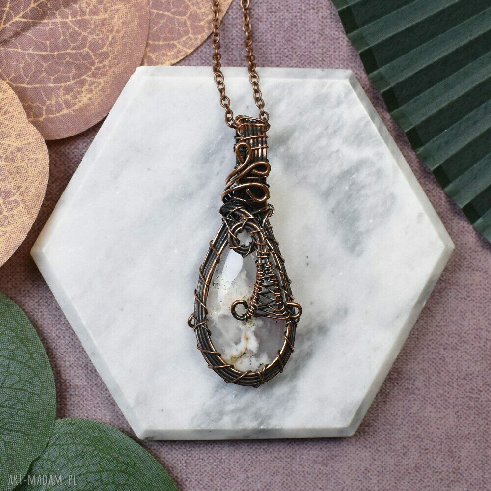 Miedziany wisiorek wire wrapping z dendrytem i kamieniem - ręcznie robiony