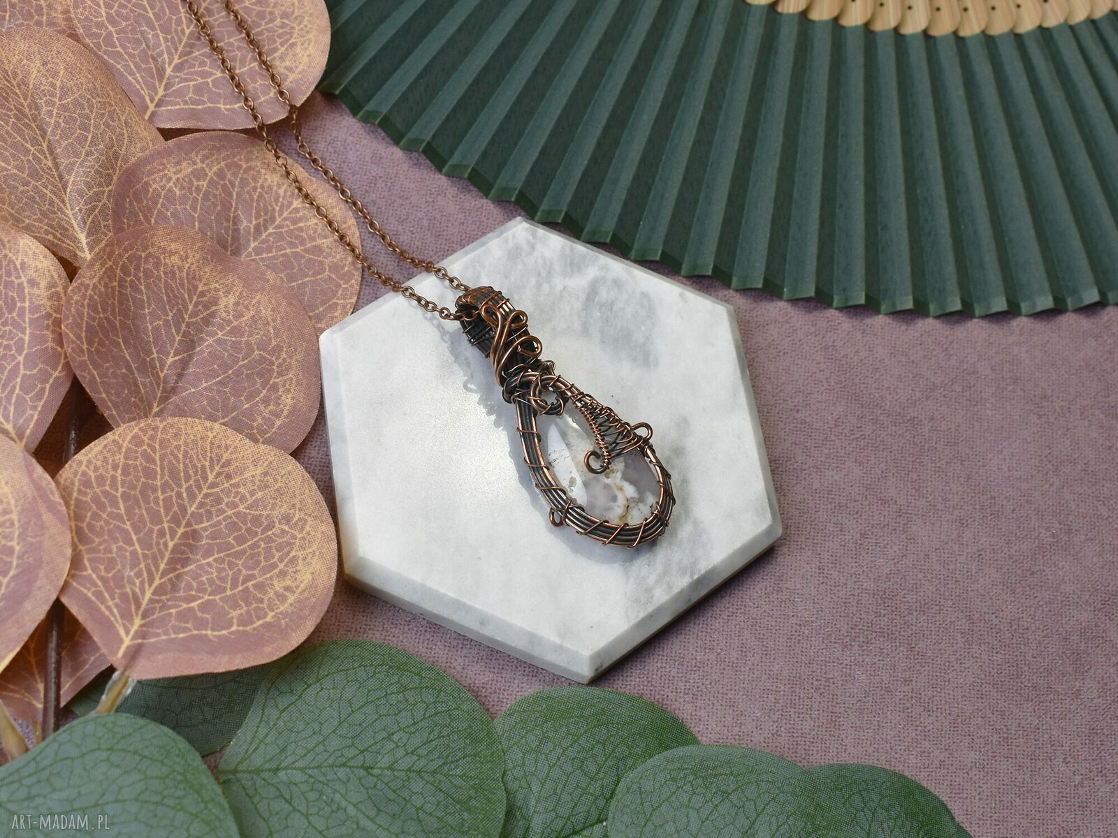 Miedziany wisiorek wire wrapping z dendrytem i kamieniem ręcznie robiony