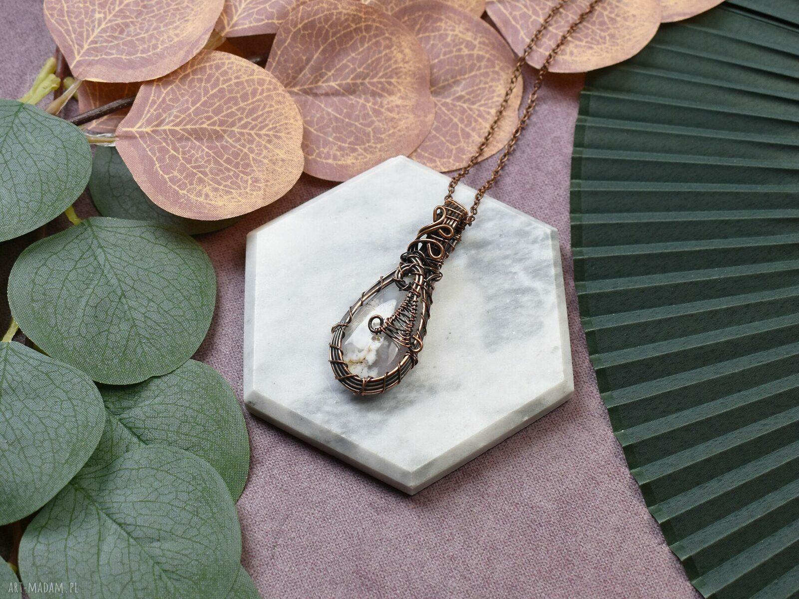 Miedziany wisiorek wire wrapping z dendrytem i kamieniem ręcznie robiony