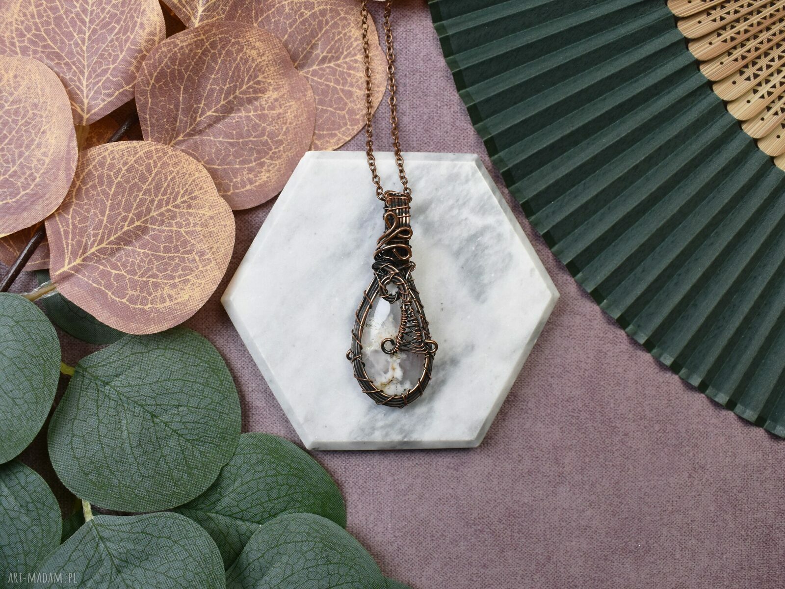 Miedziany wisiorek wire wrapping z dendrytem i kamieniem ręcznie robiony