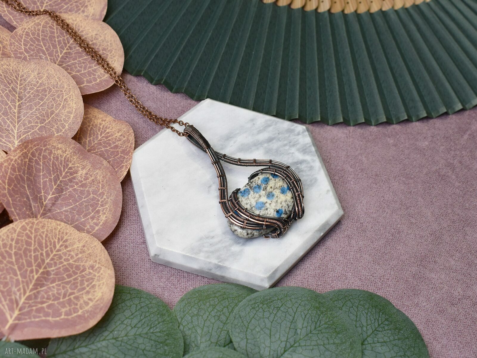 Miedziany wisiorek Wire Wrapping z kamieniem K2