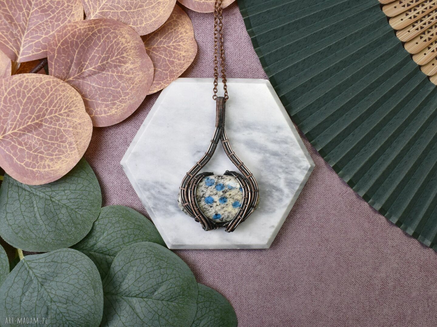 Miedziany wisiorek Wire Wrapping z kamieniem K2