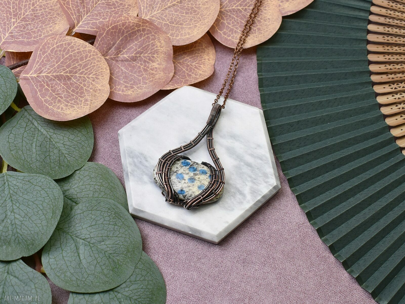 Miedziany wisiorek Wire Wrapping z kamieniem K2