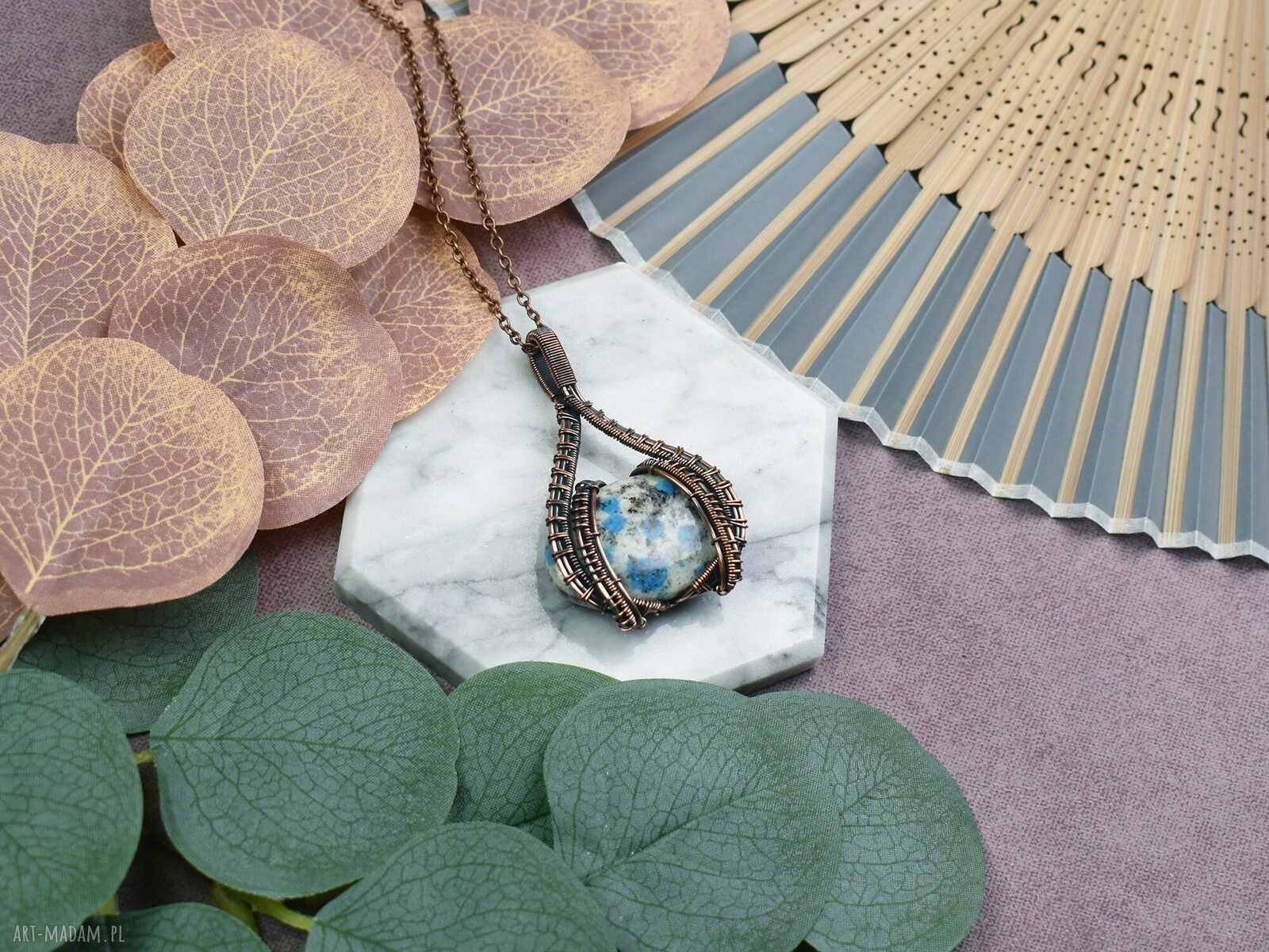 Miedziany wisiorek wire wrapping z kamieniem K2 #535