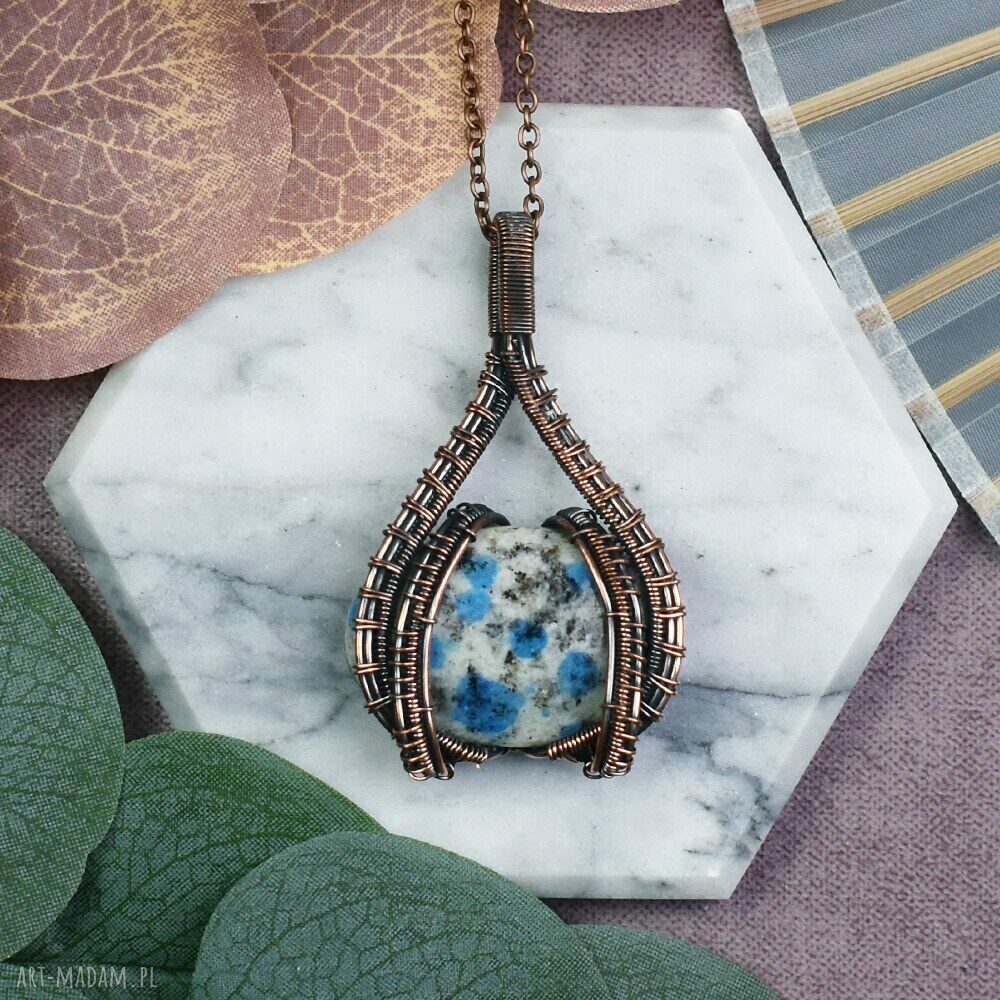 Miedziany wisiorek wire wrapping z kamieniem K2 #535
