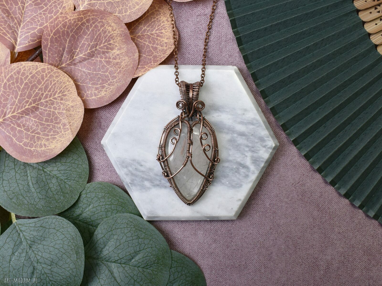 Miedziany wisiorek wire wrapping z czarnym kwarcem ręcznie robiony amulet