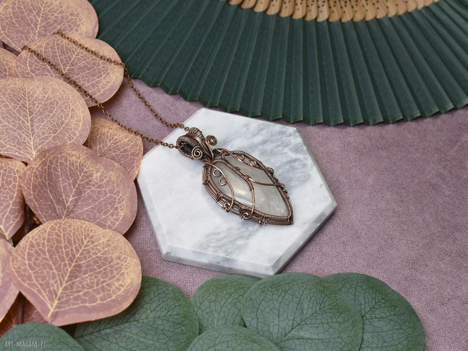 Miedziany wisiorek wire wrapping z czarnym kwarcem ręcznie robiony amulet