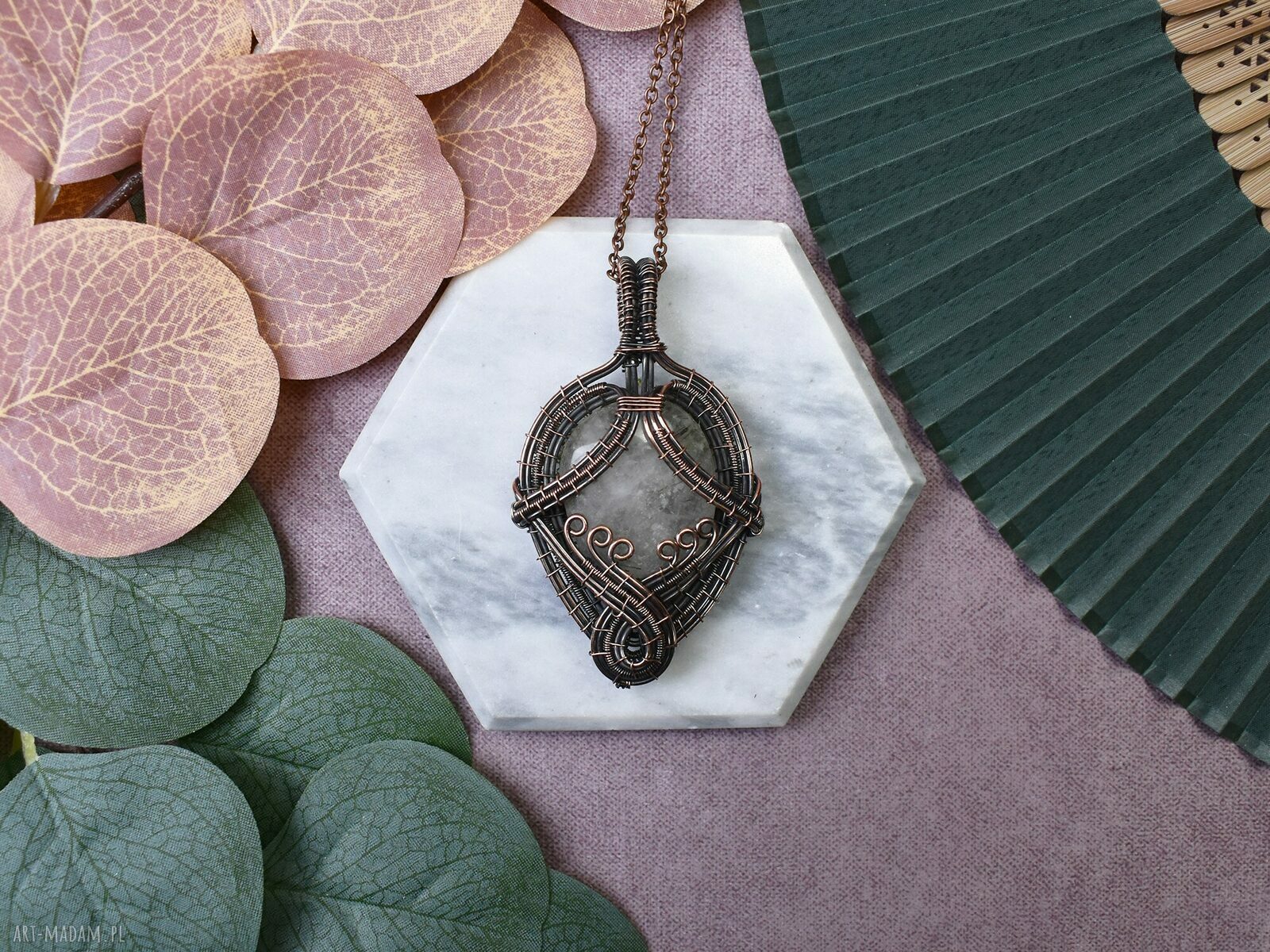 Miedziany wisiorek wire wrapping z kamieniem amulet, ręcznie robiony