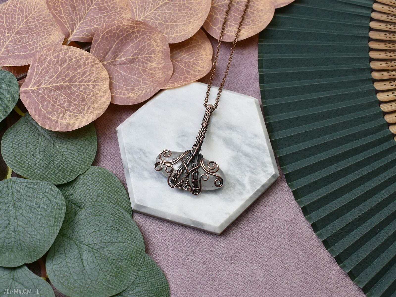 Miedziany wisiorek wire wrapping z kwarcem z rutylem ręcznie wykonany #446