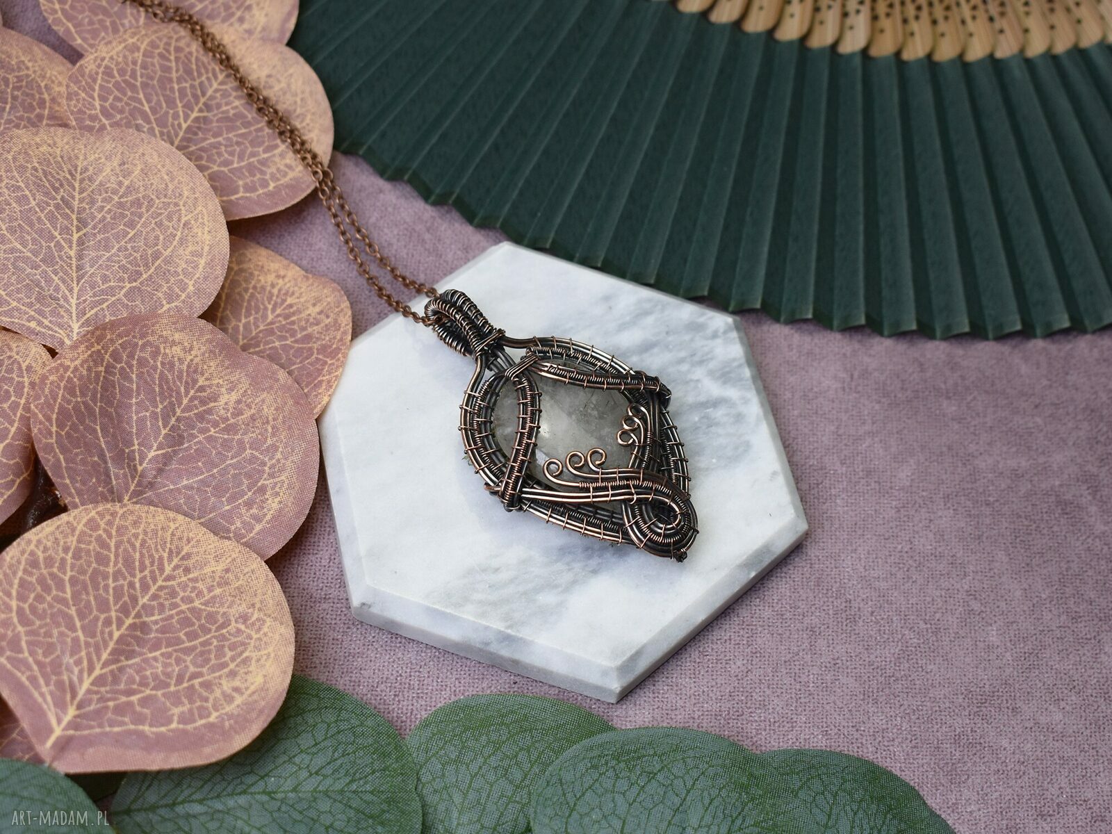 Miedziany wisiorek wire wrapping z kamieniem amulet, ręcznie robiony