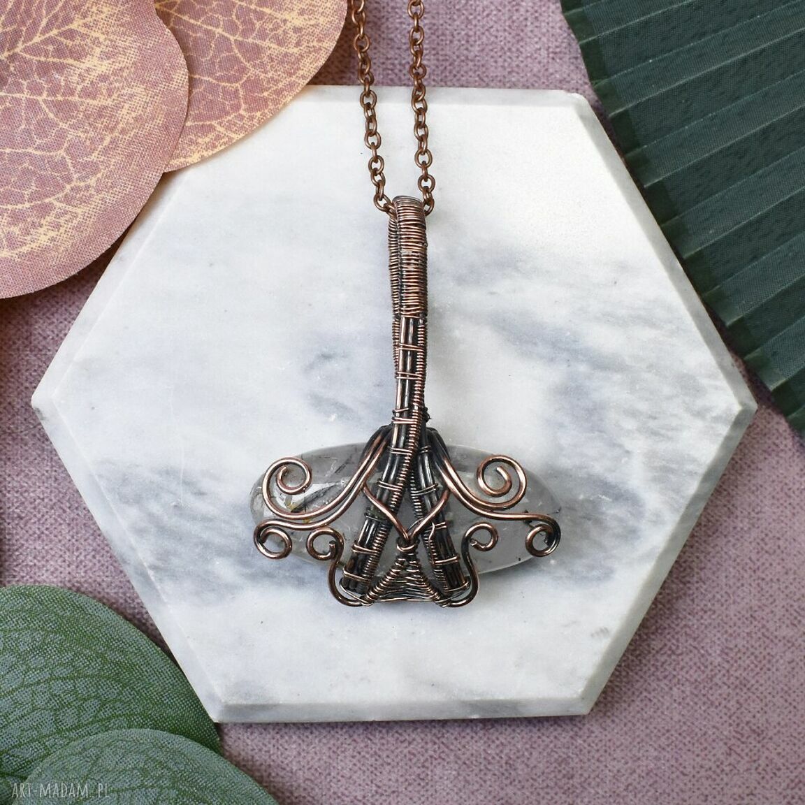 Miedziany wisiorek wire wrapping z kwarcem z rutylem - ręcznie wykonany #446