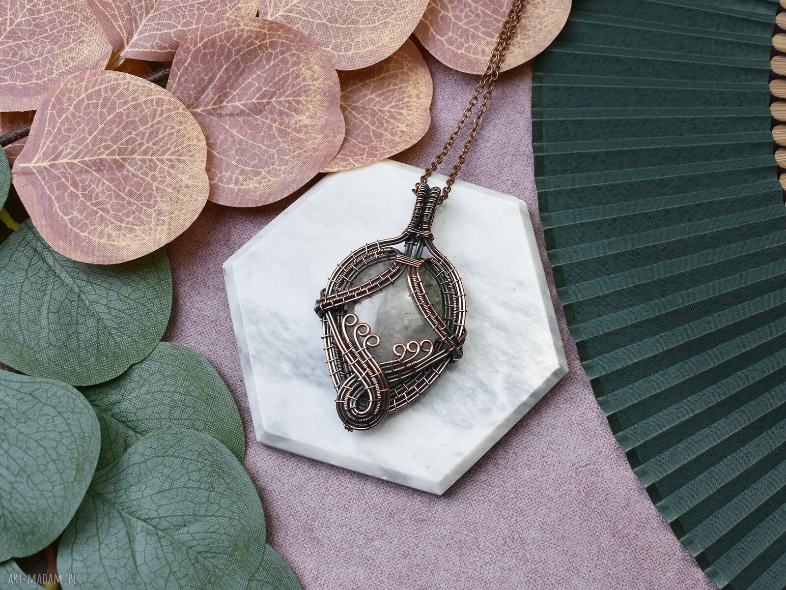 Miedziany wisiorek wire wrapping z kamieniem amulet, ręcznie robiony