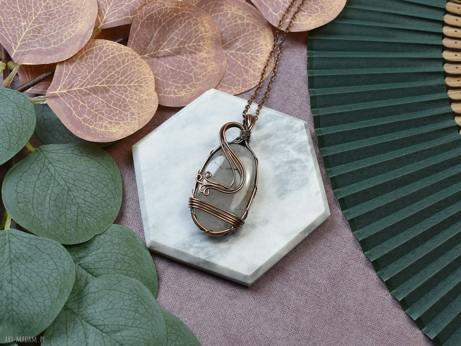 Miedziany wisiorek wire wrapping z kwarcem z rutylem #228