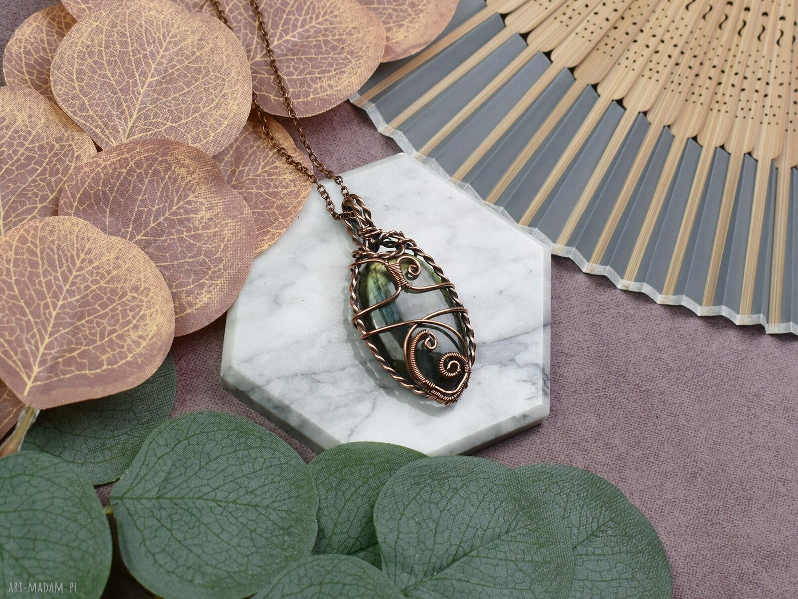 Miedziany wisiorek Wire Wrapping z labradorytem ręcznie robiony naszyjnik