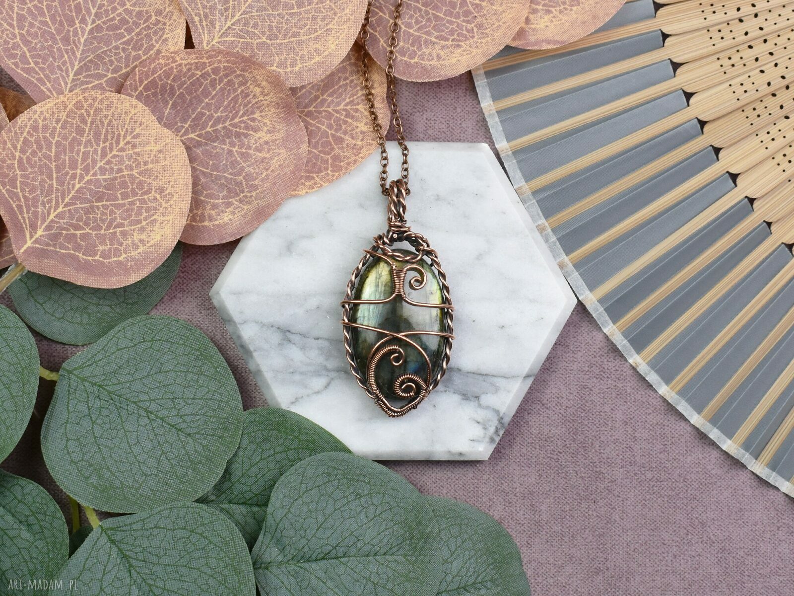 Miedziany wisiorek Wire Wrapping z labradorytem ręcznie robiony naszyjnik