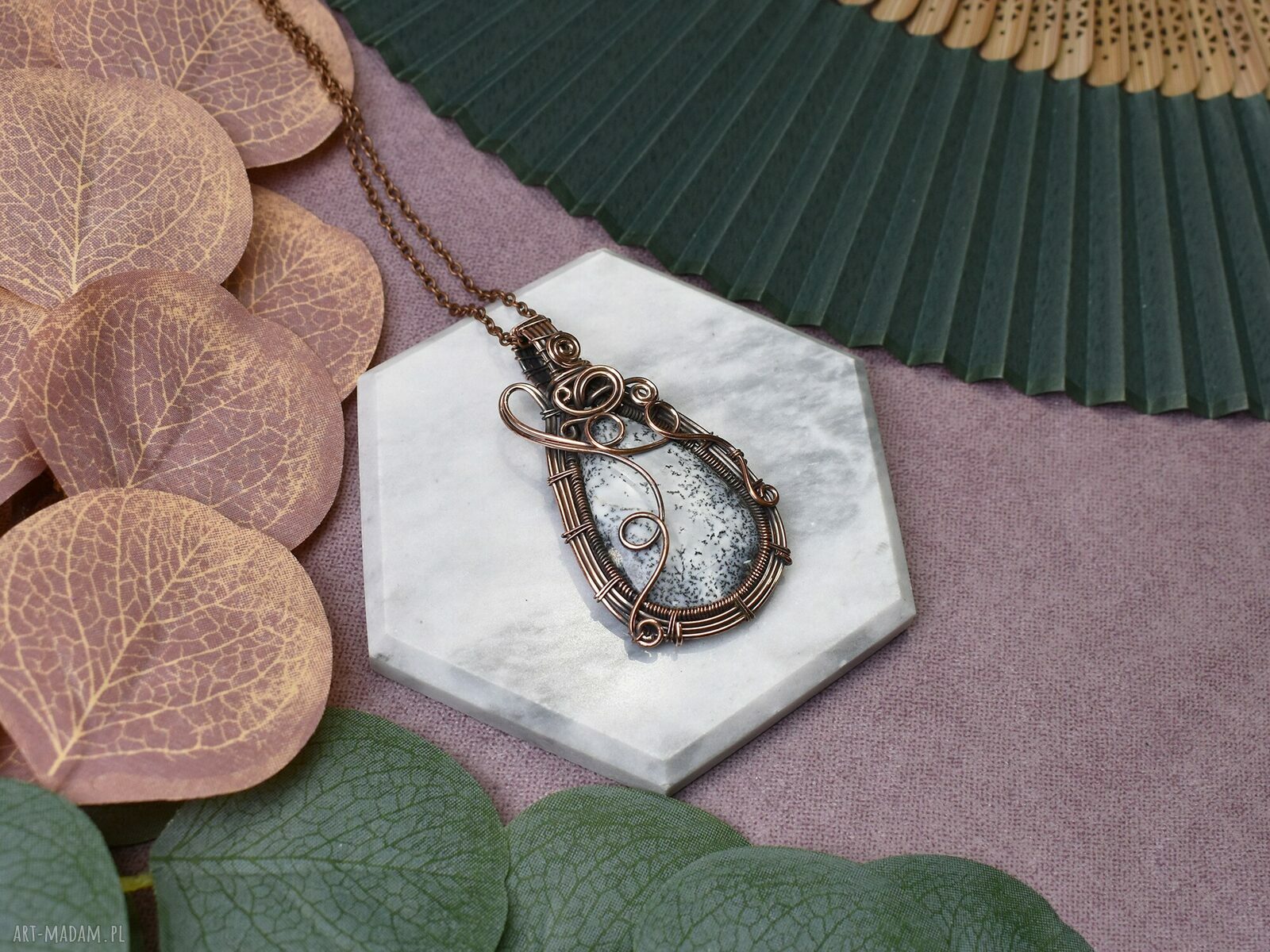 Miedziany wisiorek Wire Wrapping z opalem dendrytycznym ręcznie robiony